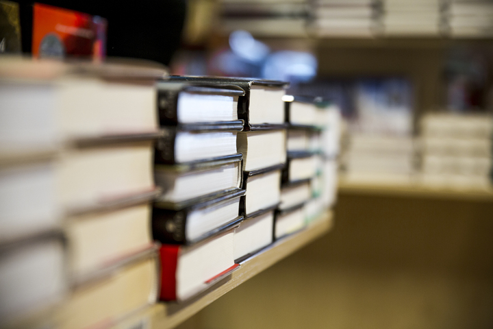 libros, cómics y vinilos en un trastero